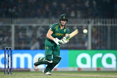 Australia bowl out South Africa for 212 in World Cup semi