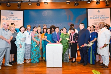 Embassy of China participates in International Charity Bazaar
