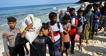 Hundreds of Rohingyas set sail from Bangladesh
