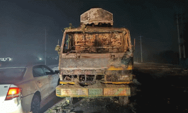 Petrol bomb thrown at goods-carrying truck in N’ganj, helper burnt