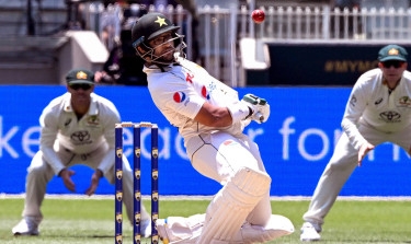 Shafique stands firm as Pakistan narrow gap on Australia