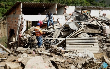 Colombia landslide kills 18