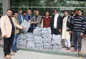 Newspaper hawkers get blankets from Bashundhara Group