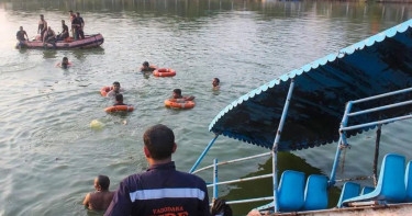 India boat capsize: Schoolchildren 'not given life jackets'