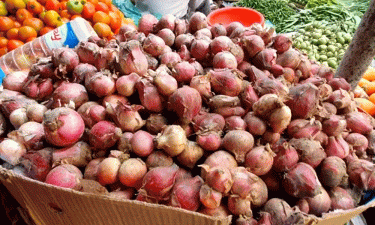 Onion price crosses century