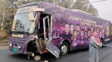 Ctg Challengers’ team bus collides with lorry on Dhaka-Ctg Highway