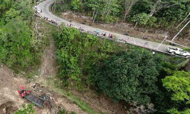 15 killed after truck falls into ravine in Philippines