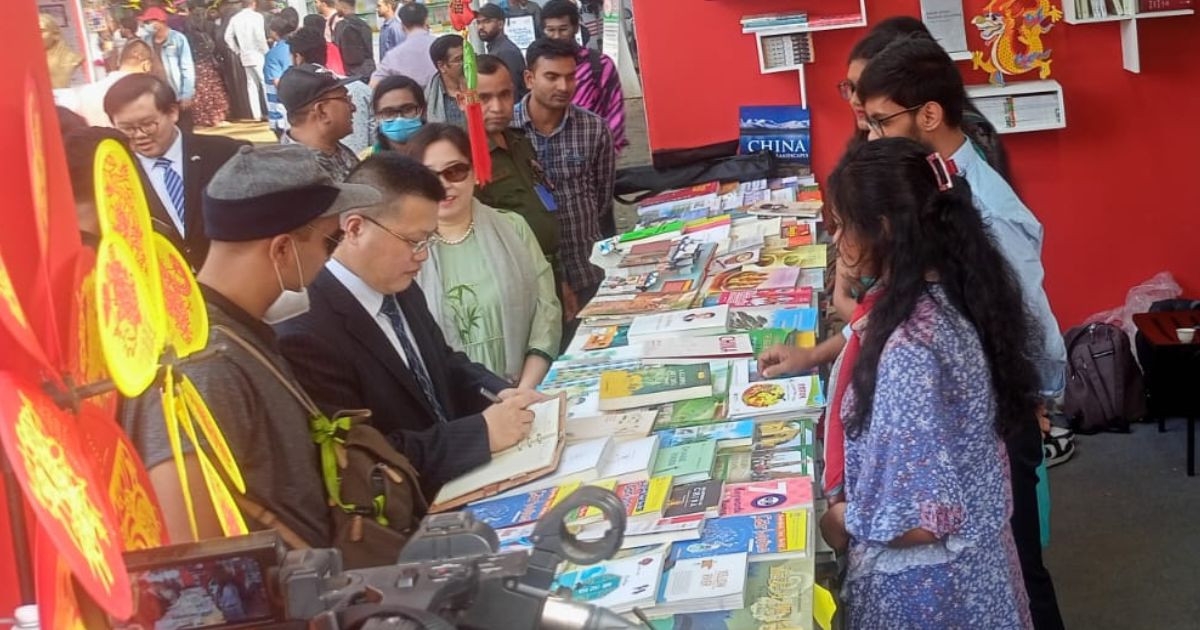 Chinese ambassador visits book fair with spouse