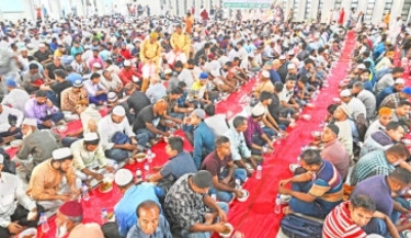 Musallis happy with Bashundhara’s iftar at national mosque