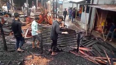 Fire guts furniture shops in Manikganj