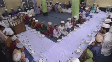 Mirpur madrasah students delighted with Bashundhara’s iftar