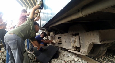 Jamuna Express train derails at Karwan Bazar